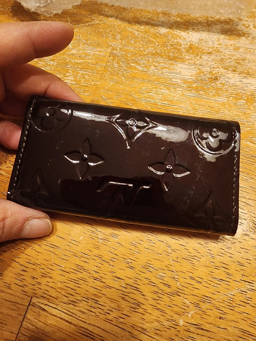 Louis Vuitton Multiclés 4 Key Holder crafted in Monogram Vernis leatherAmarante